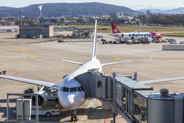 Zürih, İsviçre, üzerinde 26 Mart 2016. Uçaklar bir hareket bekliyoruz. Bir anket terasından görüntülemek