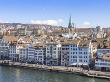 Zürih, İsviçre, üzerinde 26 Mart 2016. Bahar sabahı. Anket platformu Lindenkhof şehirden bir görüntü. Set of mimari kompleks