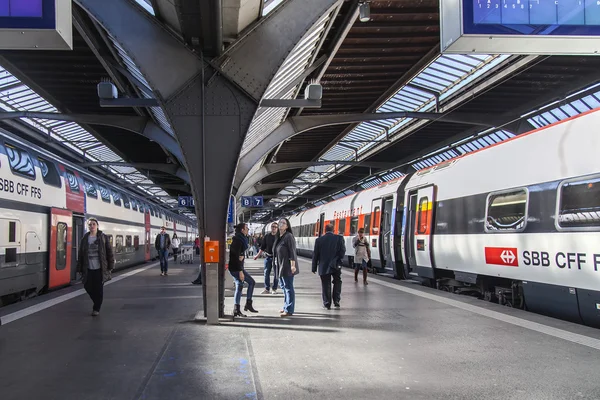 Zurych, Szwajcaria, na 26 marca 2016. Dworzec kolejowy. Nowoczesne pociągi na peronie. Pasażerowie jechać na platformie — Zdjęcie stockowe