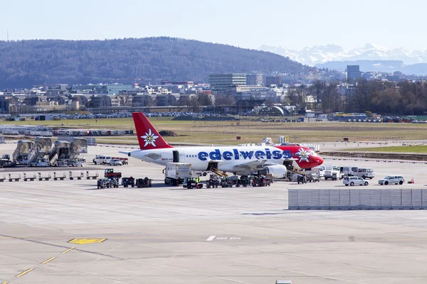 ZURICH, SWITZERLAND, on MARCH 26, 2016. Planes expect a departure. View from a survey terrace — Stock Photo, Image