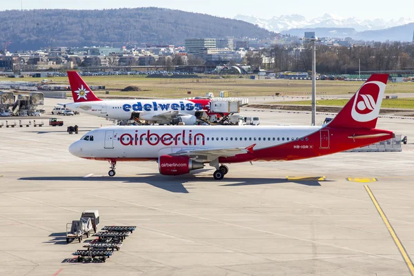 ZURICH, SUIZA, 26 de marzo de 2016. Los aviones esperan una salida. Vista desde una terraza de encuesta —  Fotos de Stock