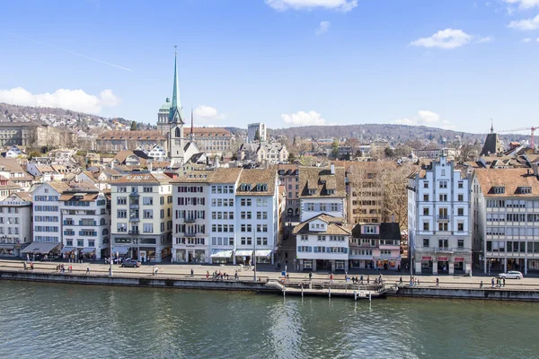 ZURICH, SVIZZERA, il 26 marzo 2016. Mattina di primavera. Una vista della città dalla piattaforma di indagine Lindenkhof. Complesso architettonico del terrapieno — Foto Stock