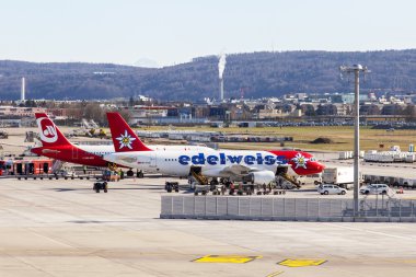 Zürih, İsviçre, üzerinde 26 Mart 2016. Uçaklar bir hareket bekliyoruz. Bir anket terasından görüntülemek