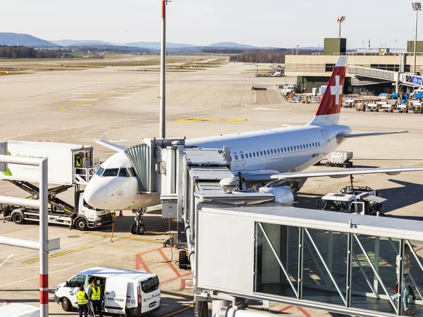 ZURICH, SUIZA, 26 de marzo de 2016. Los aviones esperan una salida. Vista desde una terraza de encuesta — Foto de Stock