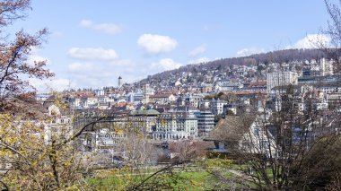 Zürih, İsviçre, üzerinde 26 Mart 2016. Bahar sabahı. Anket platformu Lindenkhof şehirden bir görüntü. Set of mimari kompleks