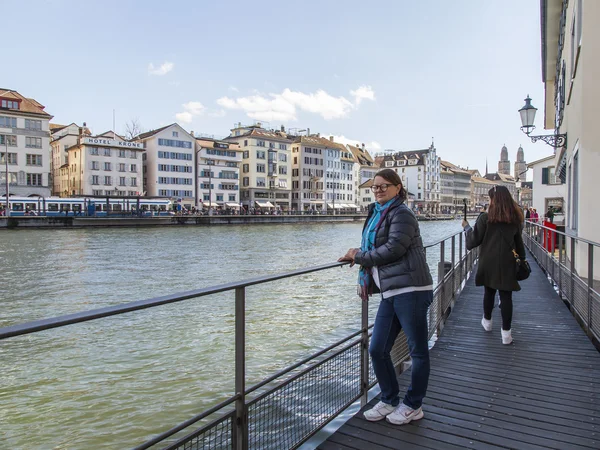 ZURICH, SVIZZERA, il 26 marzo 2016. Mattina di primavera. Il turista ammira la città sul terrapieno — Foto Stock