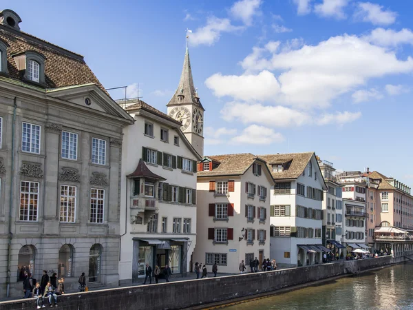Zürich, Schweiz, am 26. März 2016. Typische Stadtansichten am Frühlingsmorgen. Der architektonische Komplex der Böschung — Stockfoto