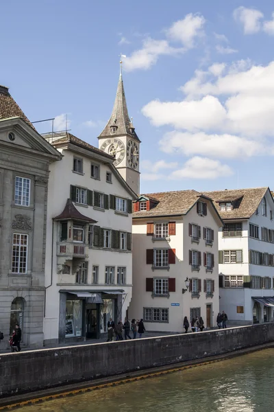 ZURICH, SUIZA, 26 de marzo de 2016. Típica vista urbana en la mañana de primavera. Complejo arquitectónico del terraplén —  Fotos de Stock