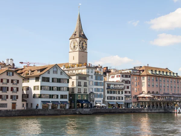 Zürich, Schweiz, am 26. März 2016. Typische Stadtansichten am Frühlingsmorgen. Der architektonische Komplex der Böschung — Stockfoto