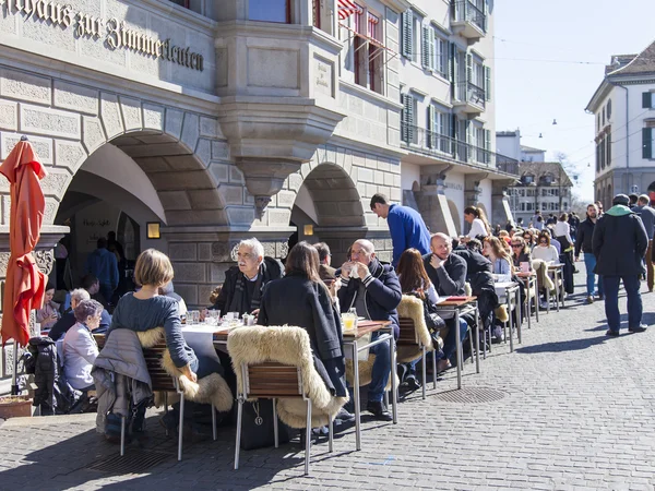 ZÜRICH, SCHWEIZ am 26. MÄRZ 2016. Typische Stadtansichten am Frühlingsmorgen. Menschen ruhen sich im Café aus — Stockfoto