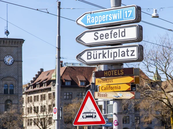 ZURICH, SUÍÇA, em 26 de março de 2016. Elementos da navegação de transporte urbano — Fotografia de Stock