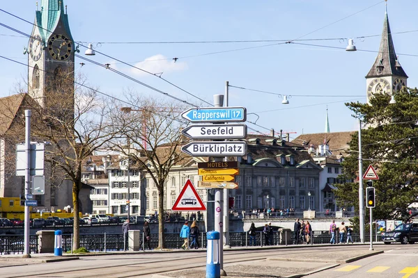 Zürich, Schweiz, am 26. März 2016. Typische Stadtansichten am Frühlingsmorgen. — Stockfoto