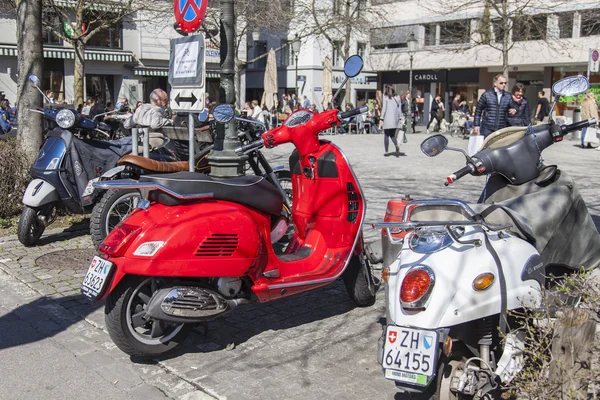 ZURICH, SWITZERLAND, on MARCH 26, 2016. Typical urban view in the spring morning. Motor scooters are parked on the sidewalk — Stock Photo, Image