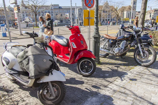 ZURICH, SVIZZERA, il 26 marzo 2016. Tipica vista urbana al mattino di primavera. Motociclisti parcheggiati sul marciapiede — Foto Stock