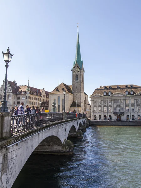 ZURICH, SVIZZERA, il 26 marzo 2016. Tipica vista urbana al mattino di primavera. Complesso architettonico del terrapieno e del ponte attraverso il fiume — Foto Stock