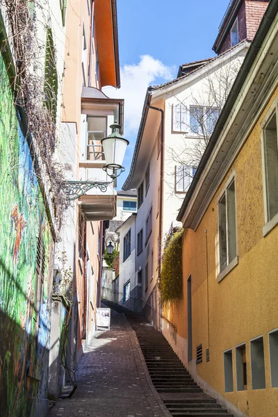 Zürich, Zwitserland, op 26 maart 2016. Typisch stedelijke weergave in de lentemorgen. — Stockfoto