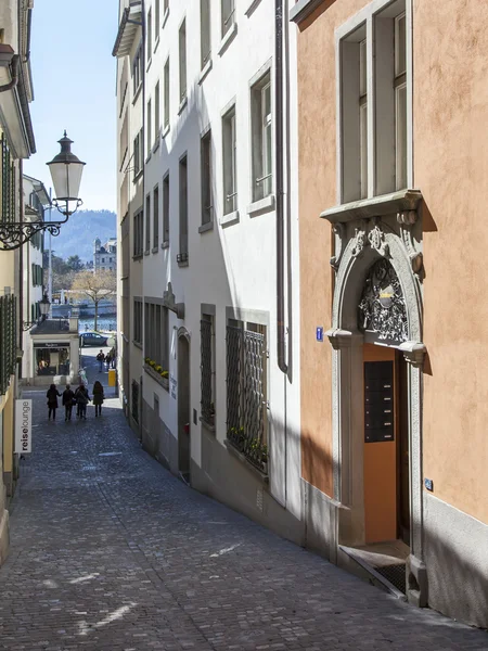 Zürich, Zwitserland, op 26 maart 2016. Typisch stedelijke weergave in de lentemorgen. — Stockfoto