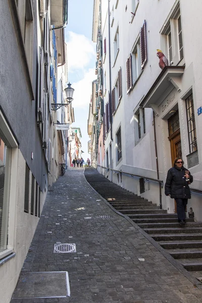 Zurich, Švýcarsko, na 26 březnu 2016. Typický městský pohled v jarní ráno. — Stock fotografie