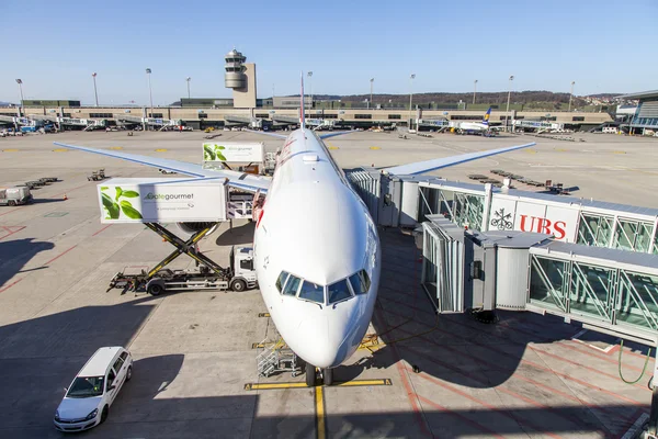 ZURICH, SWITZERLAND, on MARCH 26, 2016. New leader of SWISS Boeing 777-300ER airline. Preflight service at the airport of Zurich. View from a survey terrace of the airport. — Stock Photo, Image