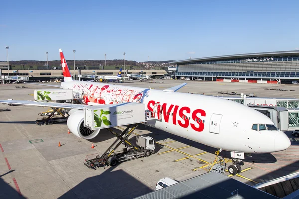 ZURICH, SUIZA, 26 de marzo de 2016. Nuevo líder de la aerolínea SWISS Boeing 777-300ER. Servicio de prevuelo en el aeropuerto de Zurich. Vista desde una terraza de encuesta del aeropuerto . —  Fotos de Stock