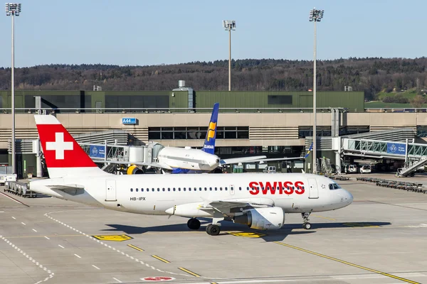 ZURICH, SWITZERLAND, on MARCH 26, 2016. Planes expect a departure. View from a survey terrace of the airport — Stock Photo, Image