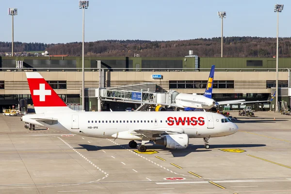 ZURICH, SUIZA, 26 de marzo de 2016. Los aviones esperan una salida. Vista desde una terraza de encuesta del aeropuerto —  Fotos de Stock