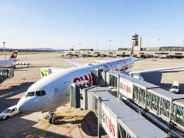 ZURICH, SUIZA, 26 de marzo de 2016. Nuevo líder de la aerolínea SWISS Boeing 777-300ER. Servicio de prevuelo en el aeropuerto de Zurich. Vista desde una terraza de encuesta del aeropuerto . —  Fotos de Stock