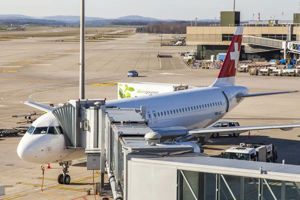 ZURICH, SUIZA, 26 de marzo de 2016. Servicio de aviones en el aeropuerto de Zurich. Vista desde una terraza de encuesta del aeropuerto . —  Fotos de Stock