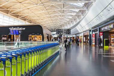 ZURİH, SWitzerland, 26 Mart 2016. Havaalanının içi. Ayrılış Salonu