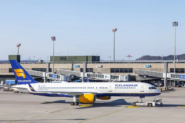 ZURICH, SUIZA, 26 de marzo de 2016. Servicio de aviones en el aeropuerto de Zurich. Vista desde una terraza de encuesta del aeropuerto . — Foto de Stock