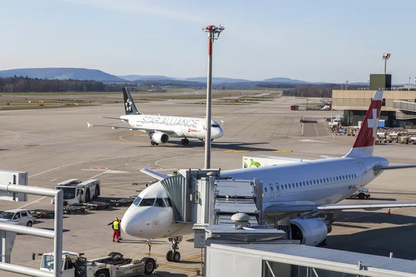ZURICH, SUIZA, 26 de marzo de 2016. Servicio de aviones en el aeropuerto de Zurich. Vista desde una terraza de encuesta del aeropuerto . —  Fotos de Stock