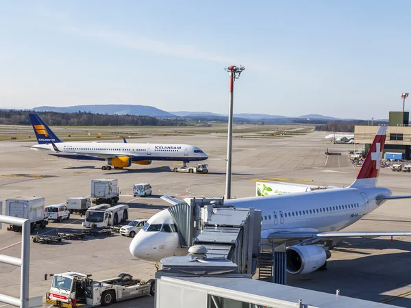 ZURICH, SUISSE, le 26 mars 2016. Service des avions à l'aéroport de Zurich. Vue depuis une terrasse arpentée de l'aéroport . — Photo