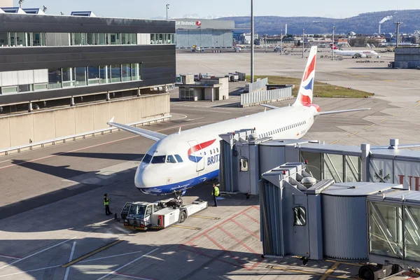 ZURICH, SUIZA, 26 de marzo de 2016. Servicio de aviones en el aeropuerto de Zurich. Vista desde una terraza de encuesta del aeropuerto . —  Fotos de Stock