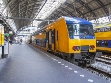 Amsterdam, Hollanda 1 Nisan 2016 üzerinde. Tren istasyonu. Bölgesel tren platformu. Yolcular platformda gidebilir.
