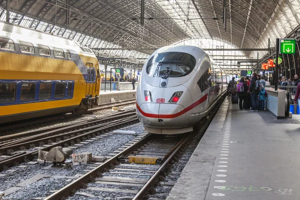 Amsterdam, Nizozemsko 1. dubna 2016. Železniční stanice. Moderní vysokorychlostní vlak na plošině. Cestující jdou na plošinu. — Stock fotografie