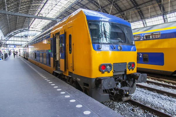 Amsterdam, Niederlande am 1. April 2016. Bahnhof. die Regionalbahn am Bahnsteig. Passagiere steigen auf den Bahnsteig. — Stockfoto