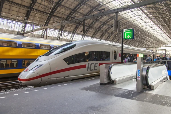 Amsterdam, Nizozemsko 1. dubna 2016. Železniční stanice. Moderní vysokorychlostní vlak na plošině. Cestující jdou na plošinu. — Stock fotografie