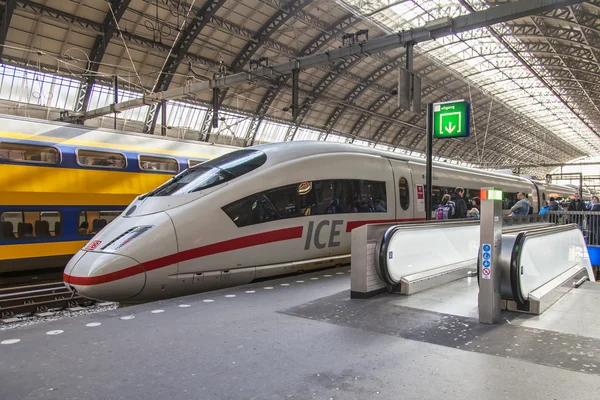 Amsterdam, Hollanda 1 Nisan 2016. Tren istasyonu. Platformda modern yüksek hızlı tren. Yolcular platforma çıkıyor.