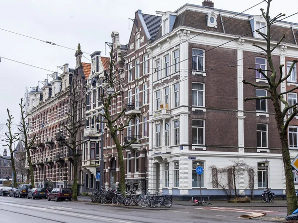 Amsterdam, Niederlande, am 27. März 2016. typische Stadtansicht im Frühlingsmorgen. — Stockfoto