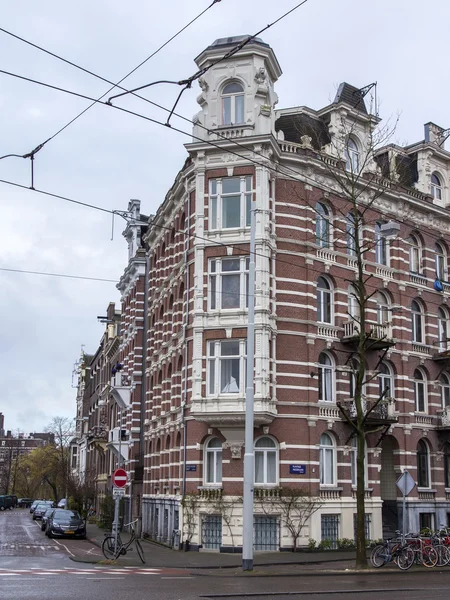 AMSTERDAM, PAÍSES BAJOS, 27 DE MARZO DE 2016. Vista urbana típica en la mañana de primavera . —  Fotos de Stock