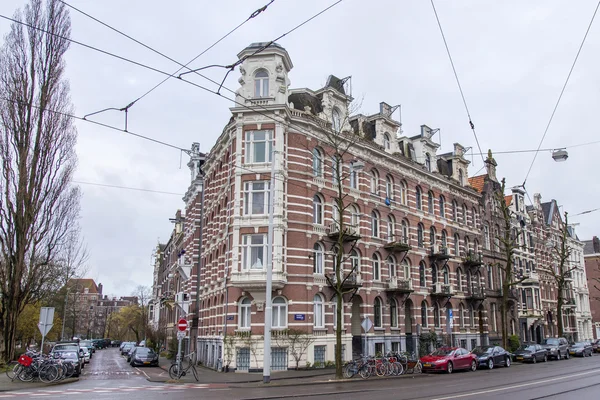 AMSTERDAM, PAÍSES BAJOS, 27 DE MARZO DE 2016. Vista urbana típica en la mañana de primavera . — Foto de Stock