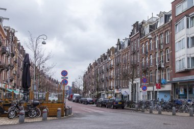 Amsterdam, Hollanda, 27 Mart 2016 tarihinde. Bahar sabahı tipik kentsel görünüm. 