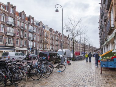 Amsterdam, Hollanda, 27 Mart 2016 tarihinde. Bahar sabahı tipik kentsel görünüm. 