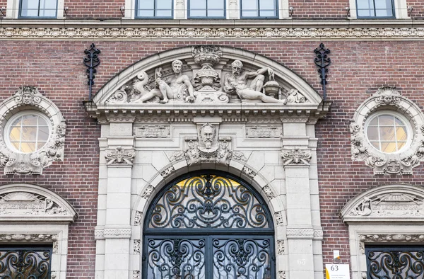 AMSTERDAM, PAESI BASSI il 1 APRILE 2016. Dettagli architettonici tipici degli edifici storici — Foto Stock