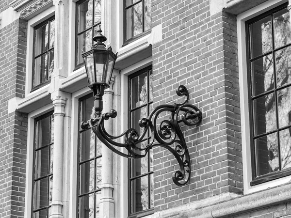 AMSTERDAM, PAÍSES BAJOS 1 DE ABRIL DE 2016. Detalles arquitectónicos típicos de edificios históricos —  Fotos de Stock