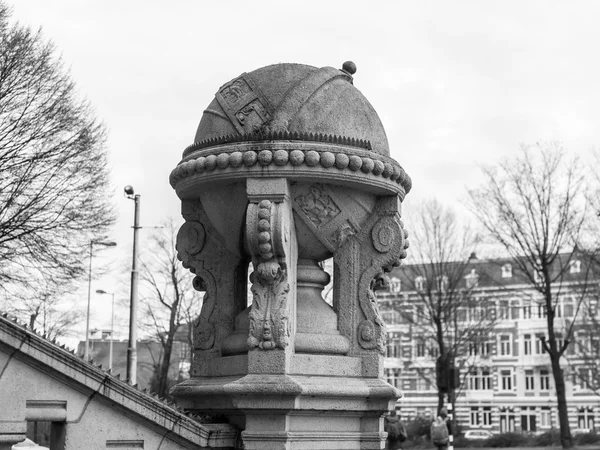 Amsterdam, Nizozemsko dne 1 dubna, 2016. Typické architektonické detaily historických budov — Stock fotografie