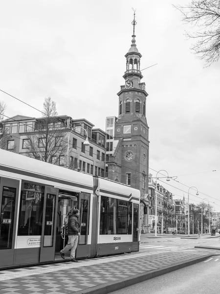 AMSTERDAM, PAÍSES BAJOS, 27 DE MARZO DE 2016. Típica vista urbana en la mañana de primavera. El tranvía va por la calle —  Fotos de Stock