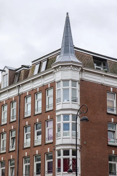 Amsterdam, Niederlande am 1. april 2016. Typische architektonische Details historischer Gebäude — Stockfoto