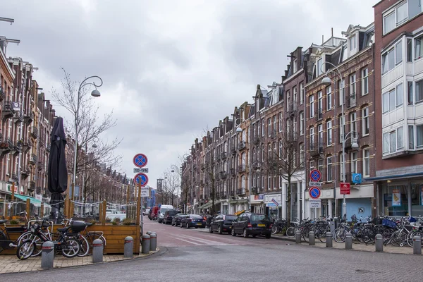 Amsterdam, Nizozemsko, 27. března 2016. Typický městský výhled v jarním jitřním ránu. — Stock fotografie
