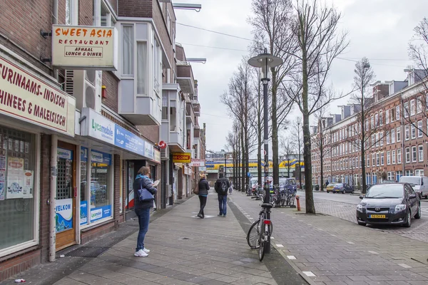 Amsterdam, Holandia, 27 marca 2016. Typowy widok miejski w wiosenny poranek. — Zdjęcie stockowe